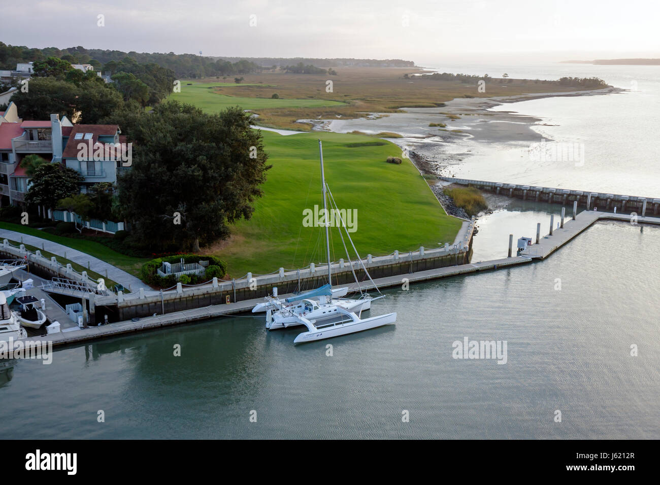Caroline du Sud, Beaufort County, Hilton Head Island, Sea Water Pines Plantation, South Beach, Calibogue Sound, vue aérienne, terrain de golf, marina, catamaran, wate Banque D'Images
