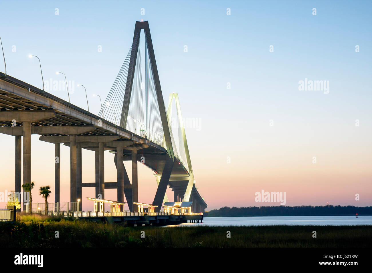 Charleston Caroline du Sud, rivière Cooper, pont Arthur Ravenel Jr., pont câblé, tours, crépuscule, soirée, coucher de soleil, SC091120064 Banque D'Images