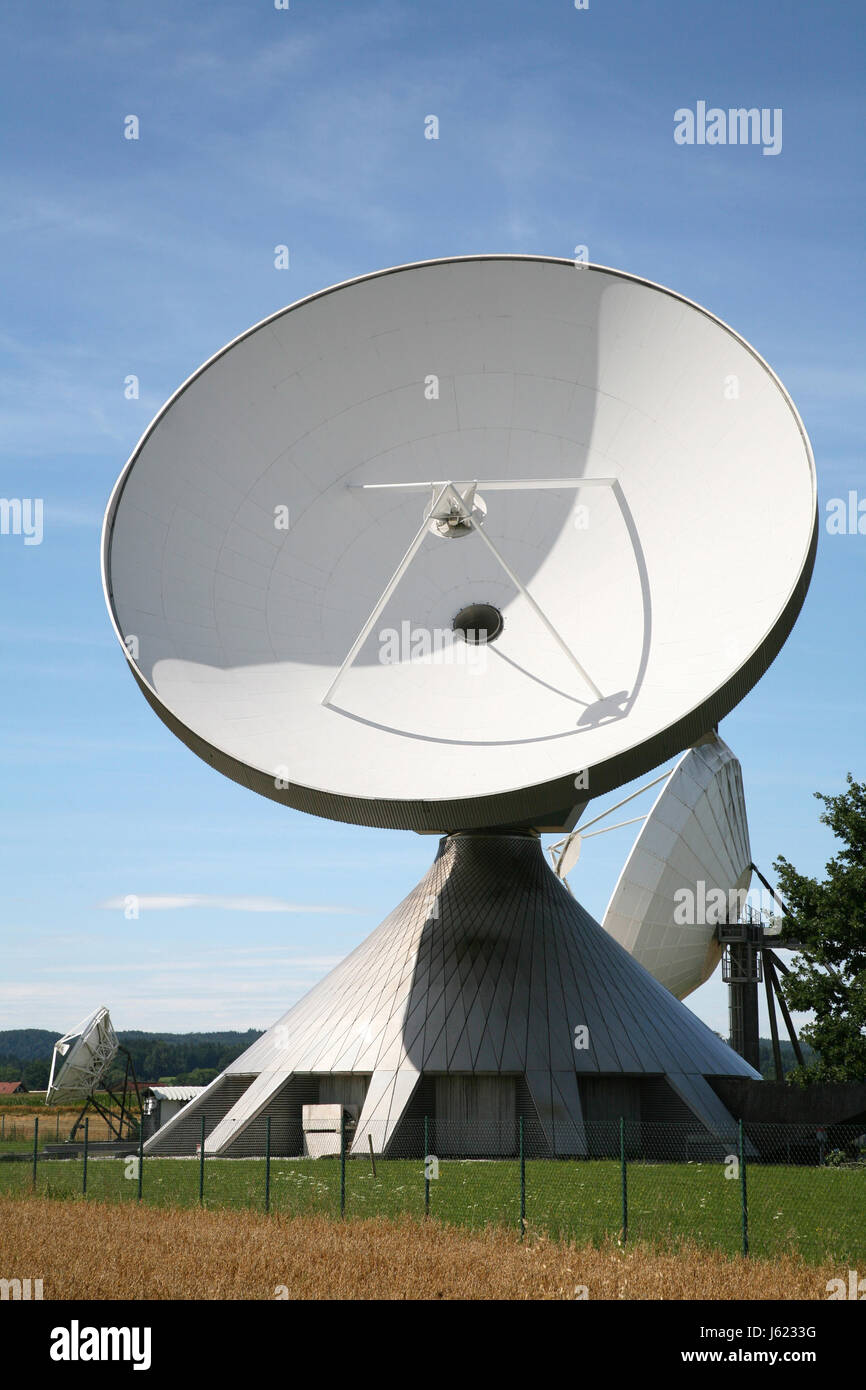 Chaînes d'antenne TV satellite radio communication réception réception bol Banque D'Images