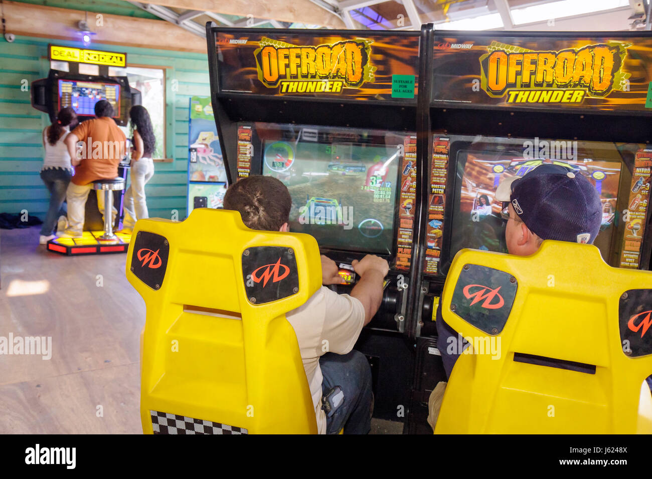 Valparaiso Indiana, Zao Island Entertainment Center, centre, jeux vidéo arcade, garçons, garçon enfant enfant enfant enfant enfant enfants jeune, adolescent, adolescent, amusement, hors route de Banque D'Images