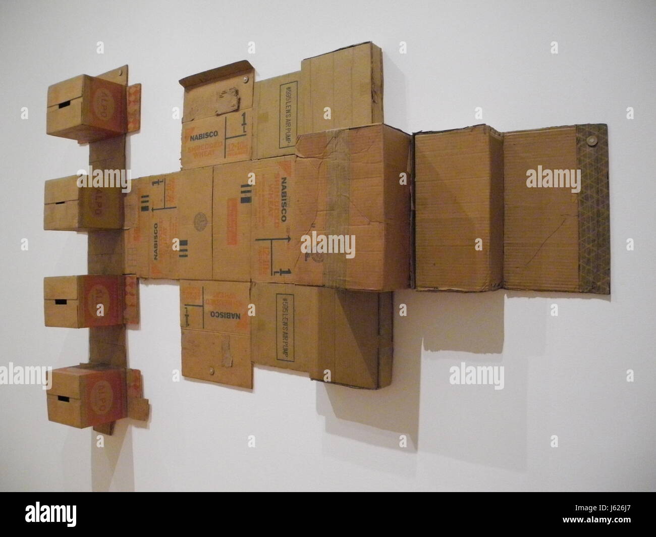 L'œuvre 'Nabisco Shredded Wheat (carton)" par l'artiste américain Robert  Rauschenberg, partie d'une exposition rétrospective des Œuvres de travail  qui s'ouvre le 21 mai, au Musée d'Art Moderne (MoMA) à New York, le
