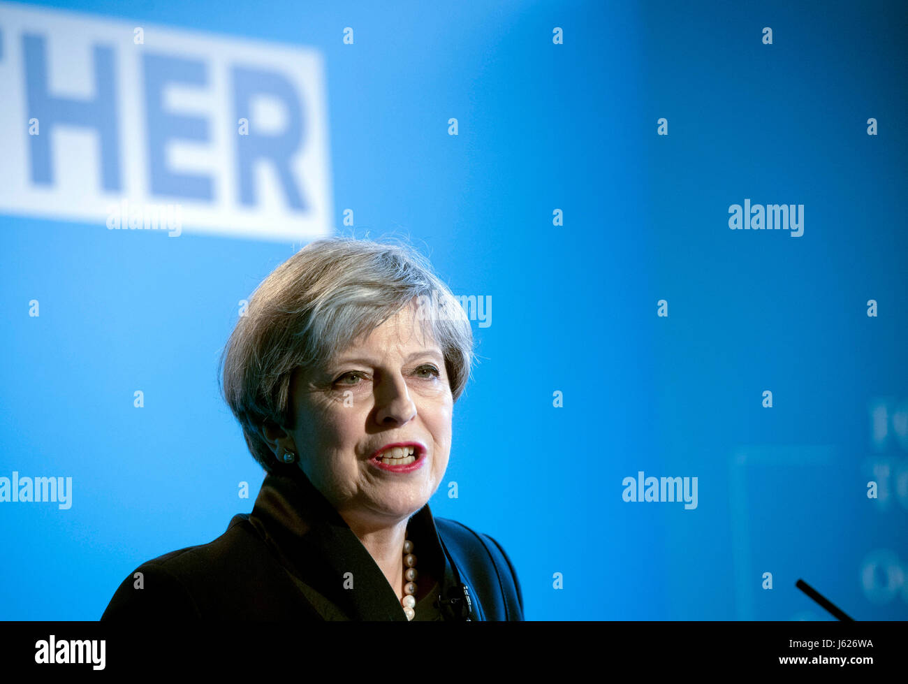 Halifax. 18 mai, 2017. Le Premier ministre britannique et chef du parti conservateur Theresa peut lance le manifeste conservateur pendant la campagne électorale de 2017 à Halifax le 18 mai 2017. Theresa May le jeudi a annoncé les politiques le Parti conservateur va adopter au cours des prochains cinq ans s'il gagne les prochaines élections générales. Source : Xinhua/Alamy Live News Banque D'Images