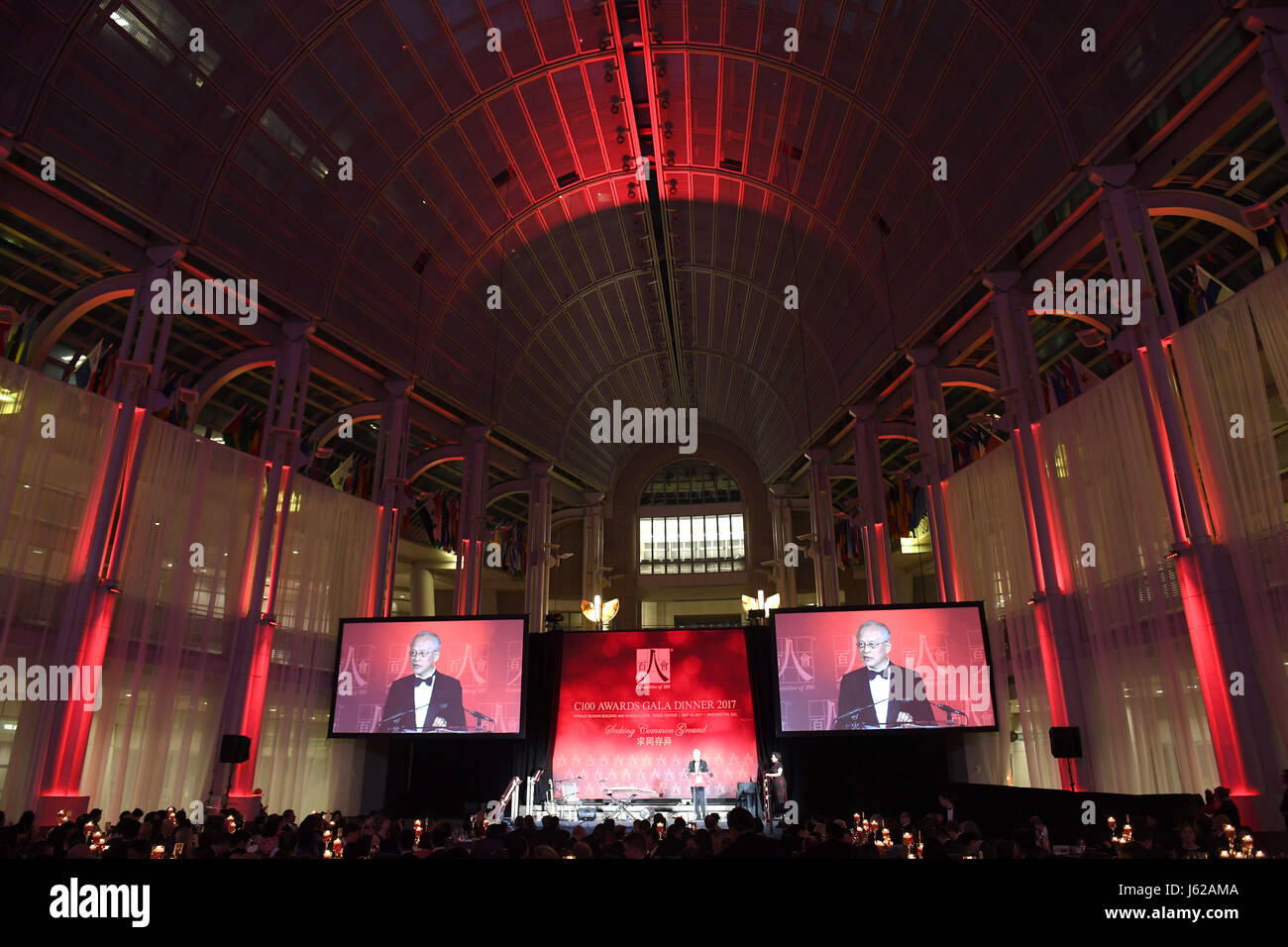 Washington, DC, USA. 18 mai, 2017. L'ambassadeur chinois à l'United States Cui Tiankai traite de la remise des Prix 2017 Dîner de gala organisé par le Comité des 100 à Washington, DC, la capitale des États-Unis, le 18 mai 2017. La Chine a proposé à l'Initiative de la route de ceinture et offre une connectivité essentielle au développement mondial, ambassadeur de Chine auprès de l'United States Cui Tiankai a dit ici le jeudi. Credit : Yin Bogu/Xinhua/Alamy Live News Banque D'Images