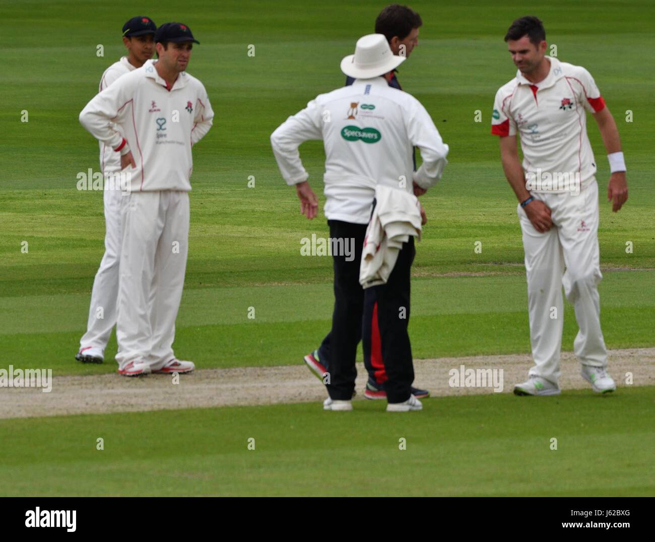 Manchester UK 19 Mai 2017 James Anderson se sent sa jambe après avoir subi une blessure à l'aine dans son sixième sur le premier jour du Championnat du comté de Lancashire pour match contre Yorkshire à Unis Old Trafford. Banque D'Images