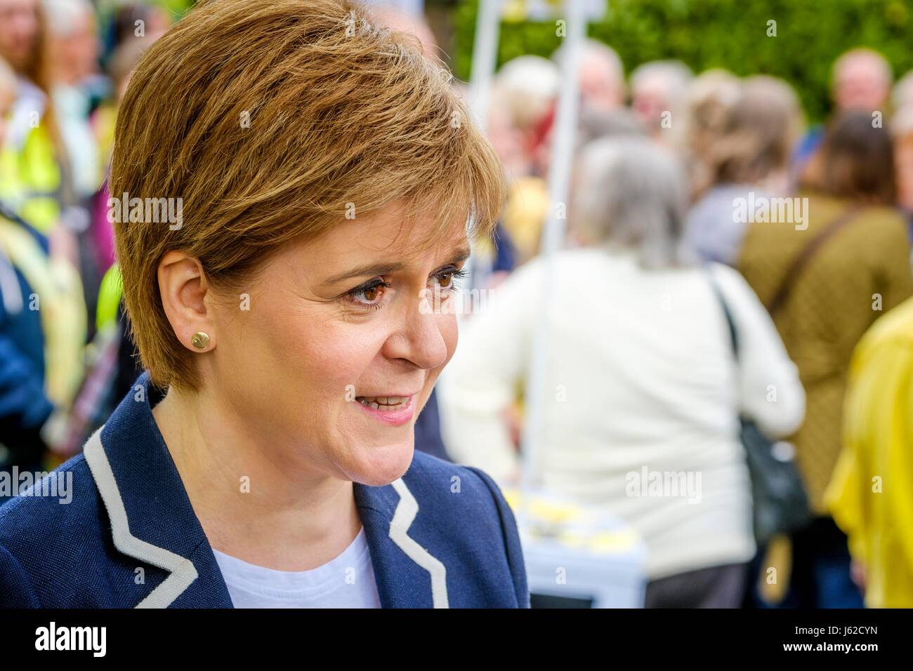 Moffat, UK. 19 mai, 2017. Premier Ministre de l'Ecosse, Nicola Sturgeon se joint à Mairi McCallan, SNP candidat à Dumfriesshire, Clydesdale et Tweeddale (DCT) sur la campagne électorale dans la région de Moffat. Crédit : Andrew Wilson/Alamy Live News Banque D'Images