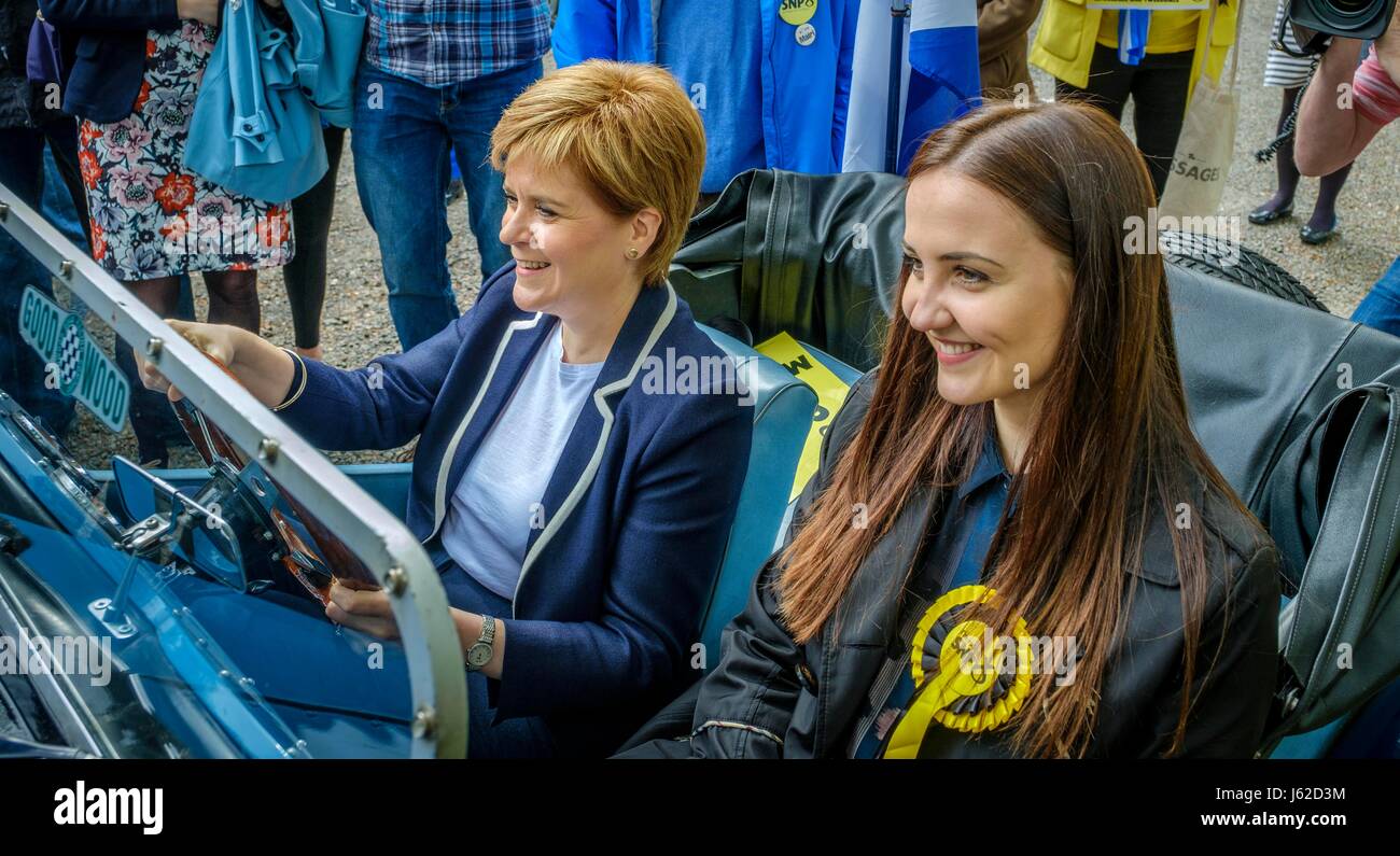 Moffat, UK. 19 mai, 2017. Premier Ministre de l'Ecosse, Nicola Sturgeon se joint à Mairi McCallan, SNP candidat à Dumfriesshire, Clydesdale et Tweeddale (DCT) sur la campagne électorale dans la région de Moffat. Crédit : Andrew Wilson/Alamy Live News Banque D'Images