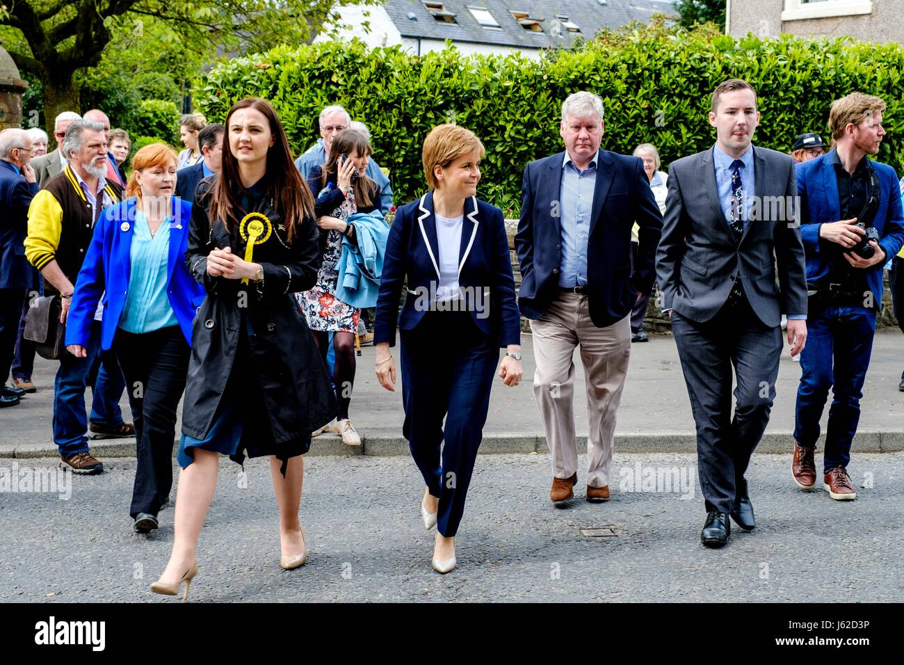 Moffat, UK. 19 mai, 2017. Premier Ministre de l'Ecosse, Nicola Sturgeon se joint à Mairi McCallan, SNP candidat à Dumfriesshire, Clydesdale et Tweeddale (DCT) sur la campagne électorale dans la région de Moffat. Crédit : Andrew Wilson/Alamy Live News Banque D'Images