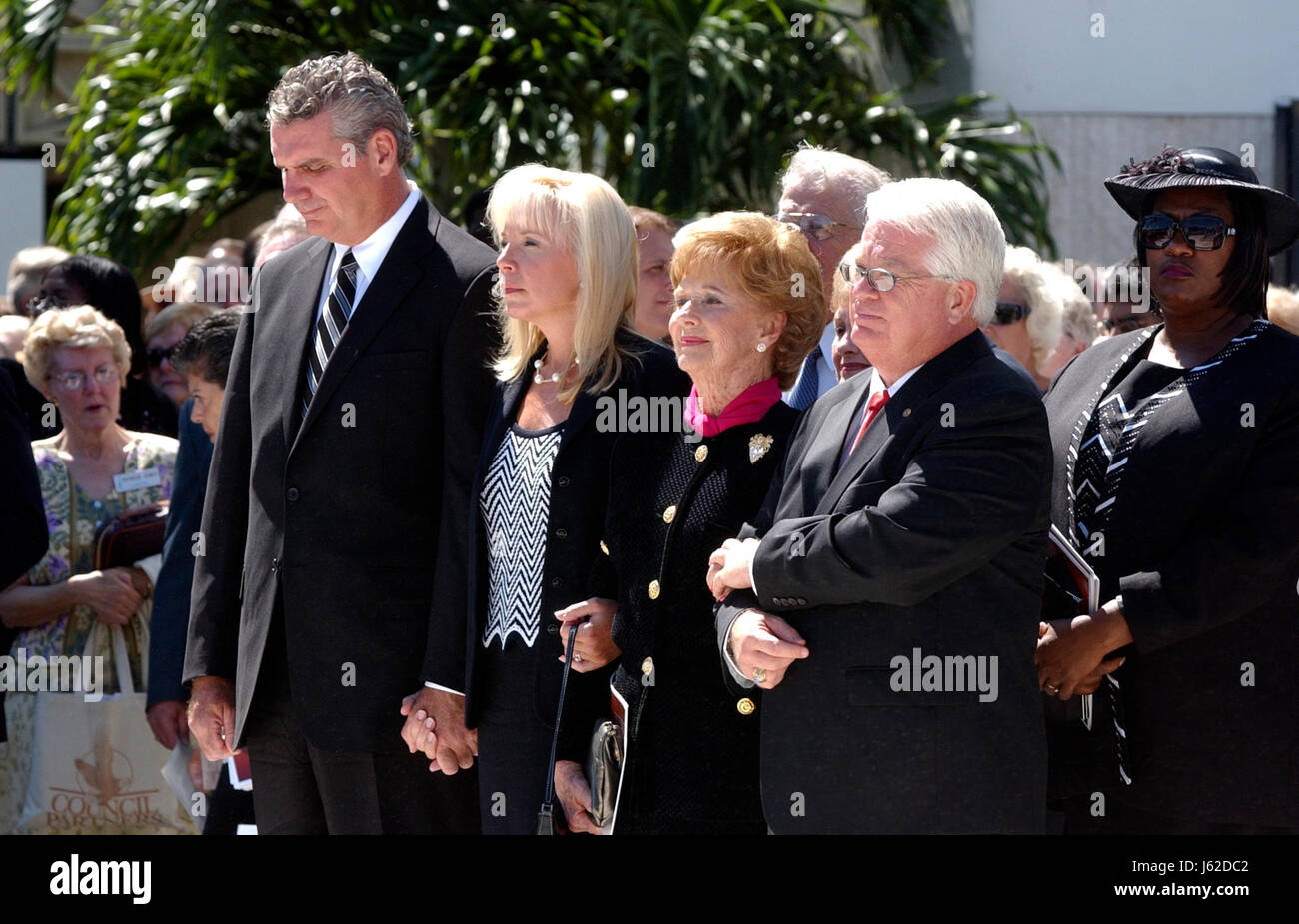 13 septembre 2007 - Ft. Lauderdale, FL - Florida, USA - Etats-Unis - kennedyrv13j > <rv > <09/13/07 > à l'extrême droite, Larry Ott, d Kraeer-Fairchild Funeral Home et la crémation Center accompagne Anne Kennedy, épouse de feu le Dr D. James Kennedy, accompagnée de sa fille Jennifer Kennedy Cassidy, et le mari de Jennifer Cassidy Puce (extrême gauche) après les funérailles organisées à Coral Ridge Presbyterian Church. Stage photo Rhonda Vanover (crédit Image : © Sun-Sentinel via Zuma sur le fil) Banque D'Images