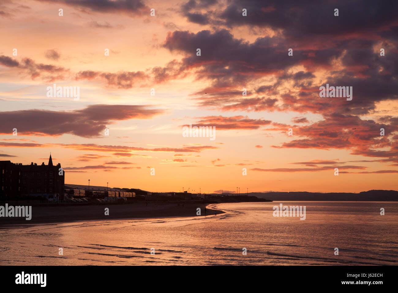 Edinburgh, Ecosse, Royaume-Uni. 18 mai, 2017. Coucher de soleil sur la plage de Portobello sur une belle journée ensoleillée à Édimbourg, la capitale de l'Écosse, au Royaume-Uni, la Grande-Bretagne. Crédit : Gabriela Antosova/Alamy Live News Banque D'Images