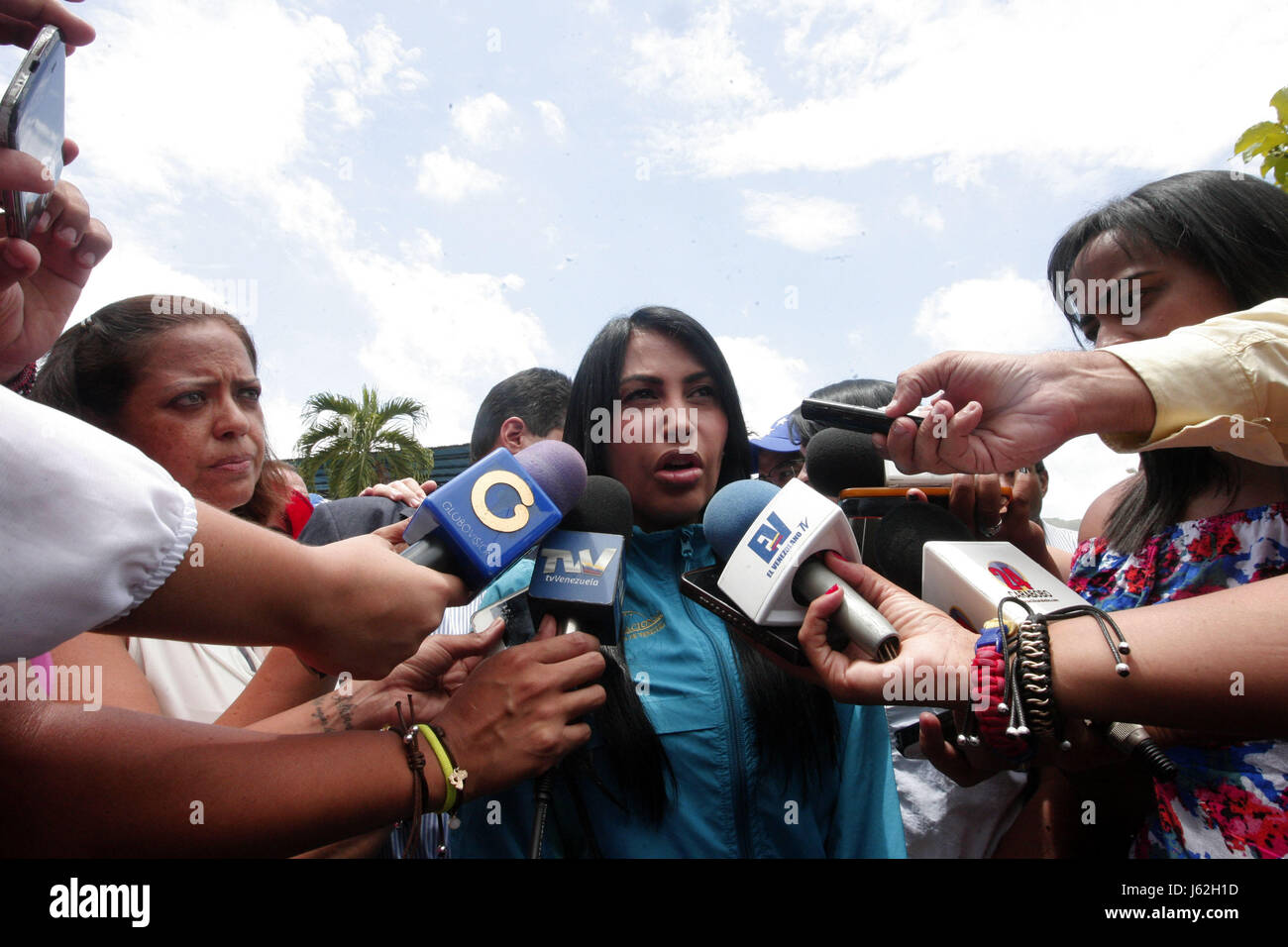 Valencia, Carabobo, Venezuela. 19 mai, 2017. Sous-DELSA SOLORZANO (avant) entretiens avec les journalistes à son arrivée à l'Assemblée parlementaire de la rue, où ils ont discuté de points de la situation politique du pays. L'événement a eu lieu à l'urbanisation du champ de blé de Valence, l'État de Carabobo. Photo : Juan Carlos Hernandez/ZUMA/Alamy Fil Live News Banque D'Images