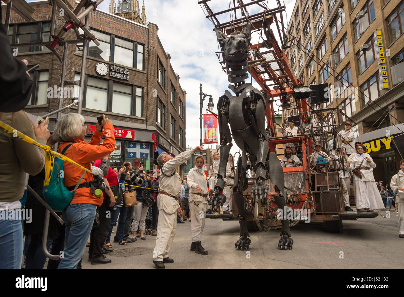 Montréal, Canada. 19 mai, 2017. Les Géants de Royal de Luxe dans le cadre de la commémoration du 375e anniversaire de Montréal Crédit : Marc Bruxelles/Alamy Live News Banque D'Images