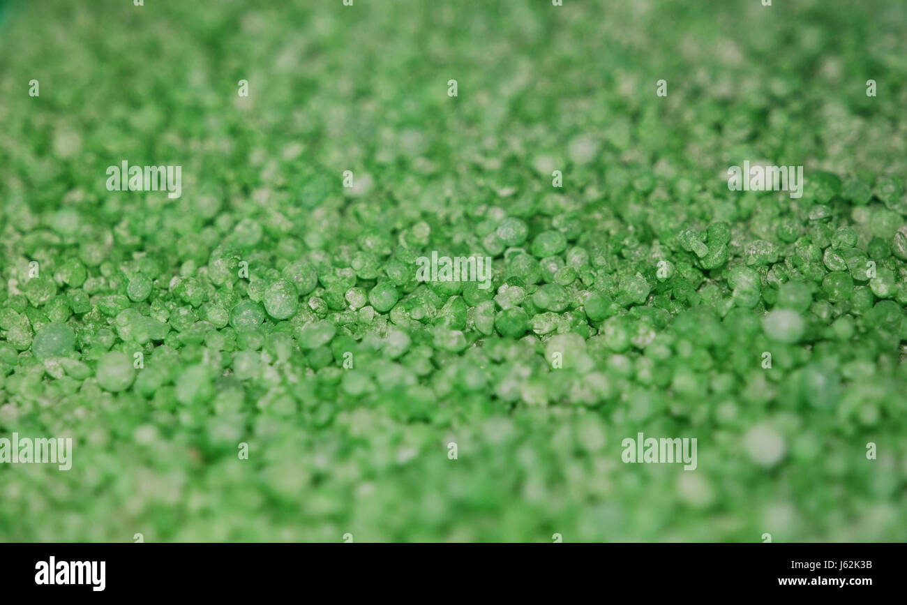 Poudre abstrait flou artistique vert émeraude granules macro macro close-up Banque D'Images