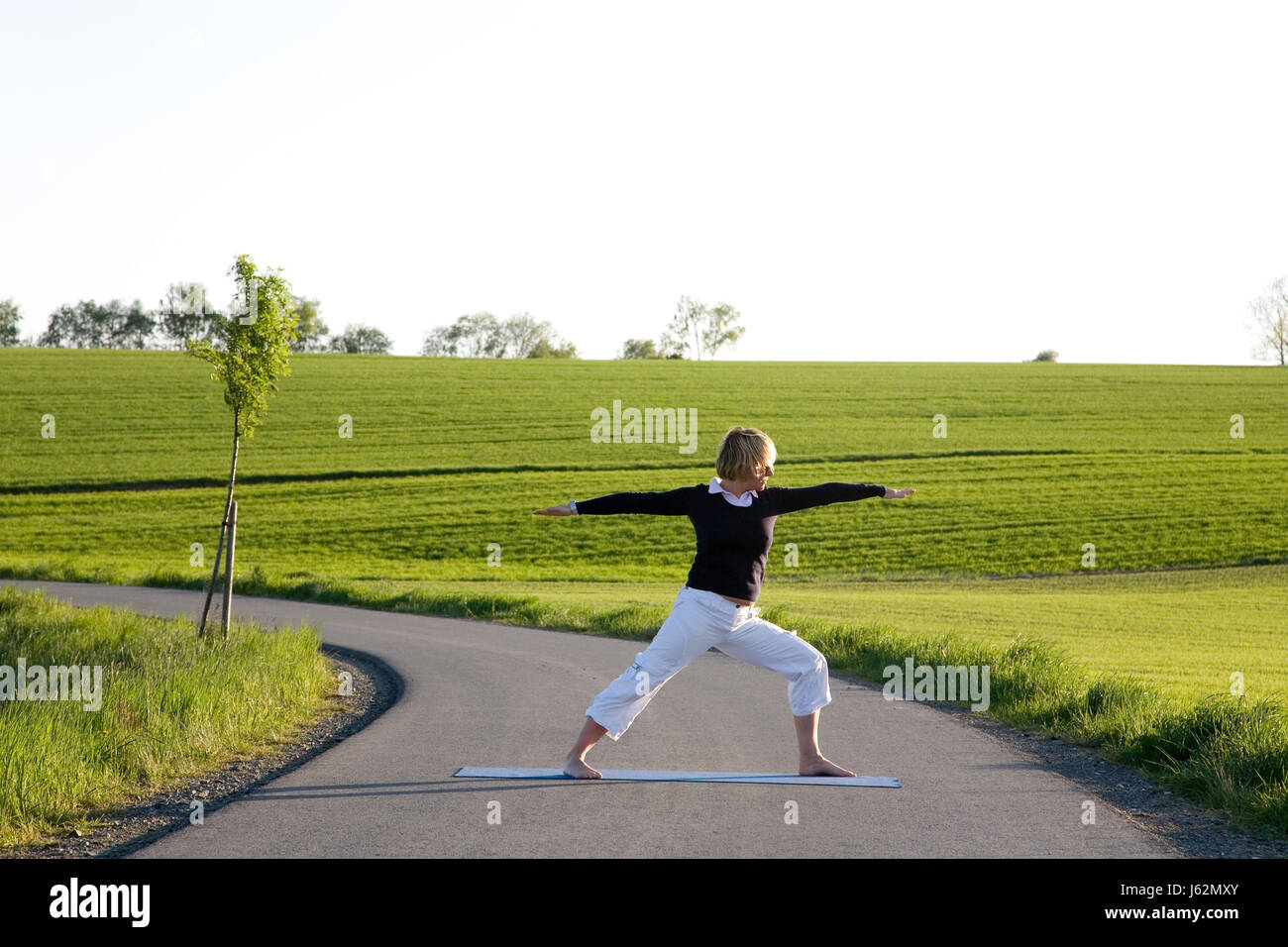 Woman doing yoga exercice - le guerrier i Banque D'Images