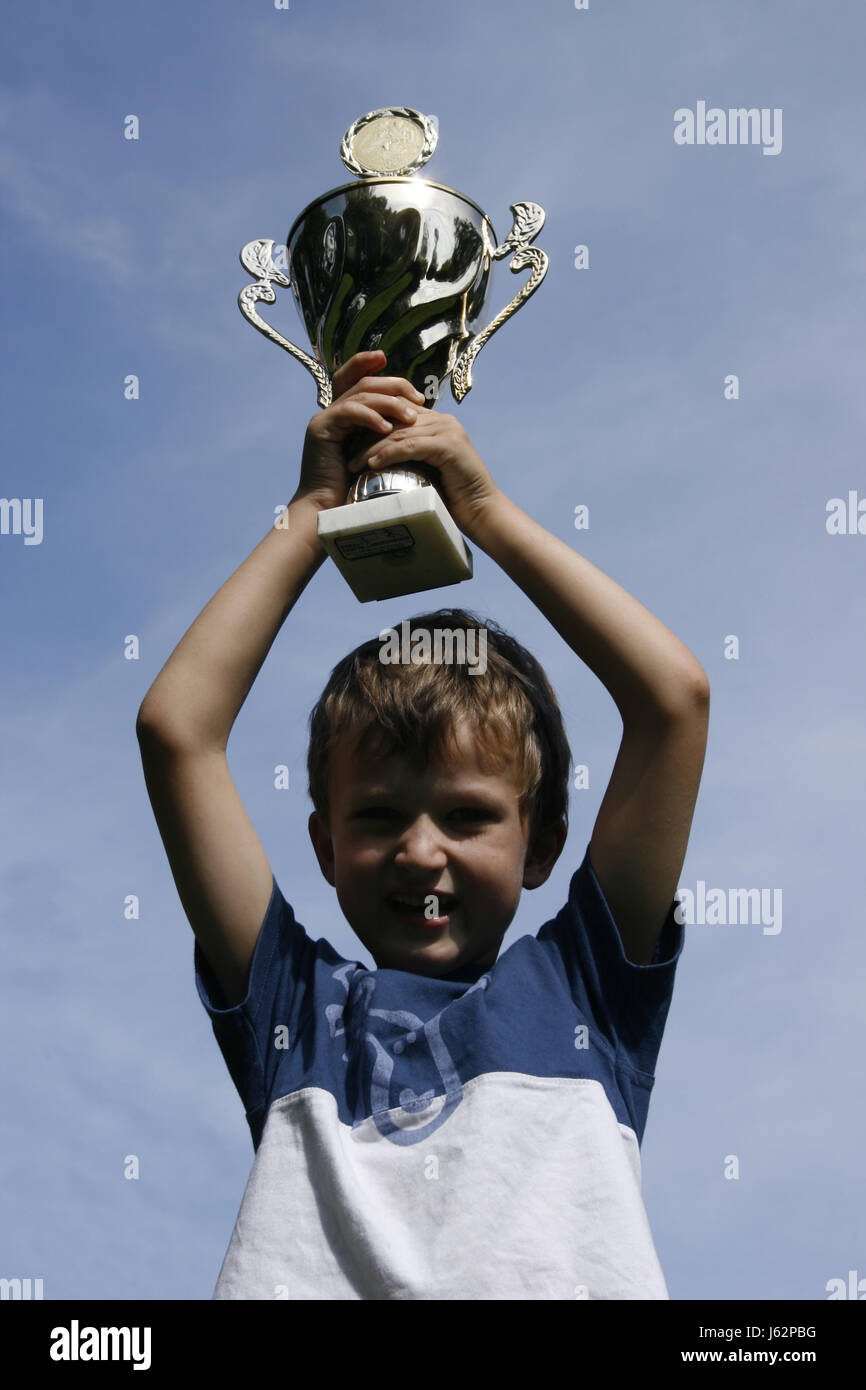 Les droits de l'être humain heureux trophée gobelet d'argent enthousiaste peu ambitieux joyeux Banque D'Images