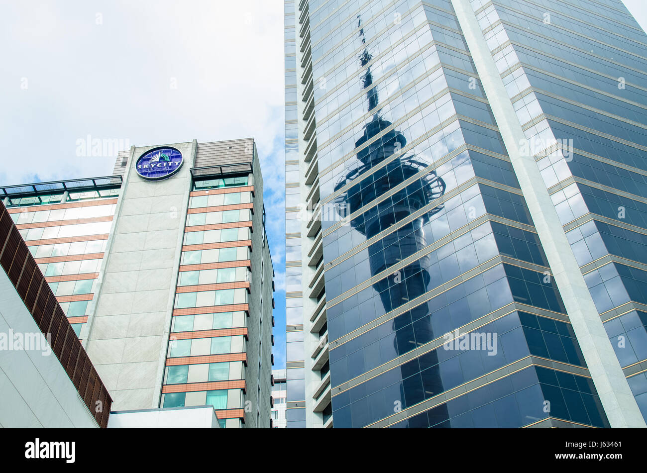 Auckland, Nouvelle-Zélande - septembre 18,2015 : Casino Skycity Auckland Sky Tower et réfléchi sur le bâtiment voisin à Auckland, en Nouvelle-Zélande. Banque D'Images