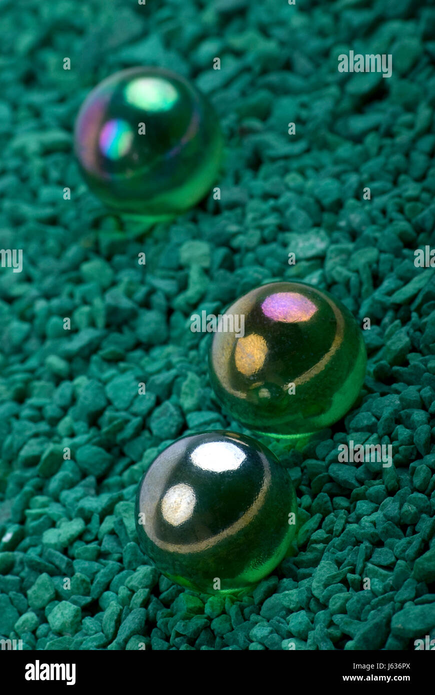 Bol de gravier vert granulés balle mutter murmure vitreux macro bols macro close-up Banque D'Images
