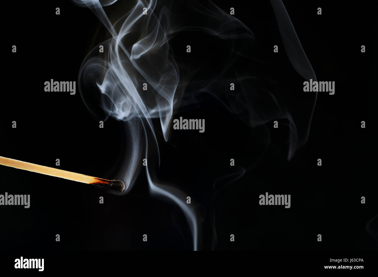 Fumée fumer fume fume feu de bois match jeu ignite kindle incendie Banque D'Images