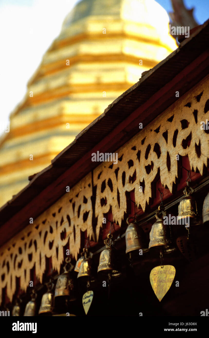 Thaïlande temple bouddhiste sur le toit pagode bowingbells coeur or religion Banque D'Images