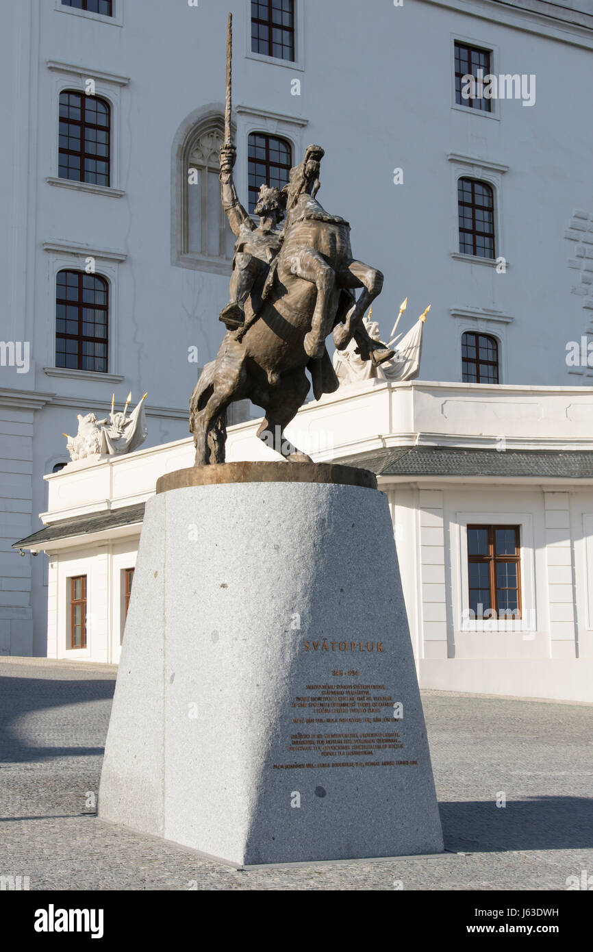 Statue de Svatopluk en face du château de Bratislava Banque D'Images