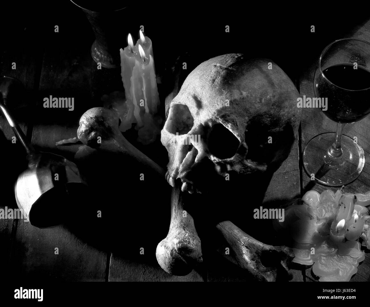 Bougies os du crâne calice verre Tumbler religion bois mort crâne effrayant bad Banque D'Images