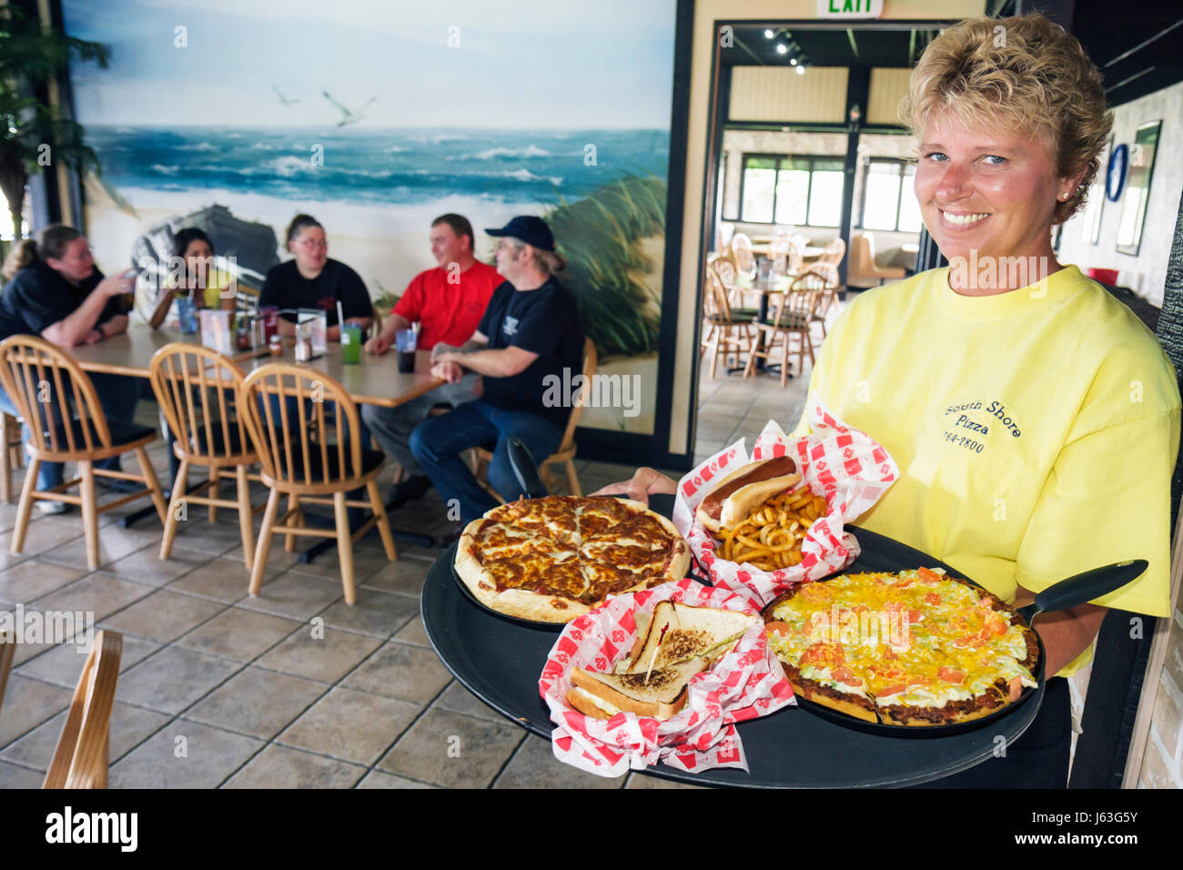 Indiana Portage, South Shore Pizza, restaurant restaurants repas manger dehors café cafés bistrot, service, adultes femme femmes femme femme, Wai Banque D'Images