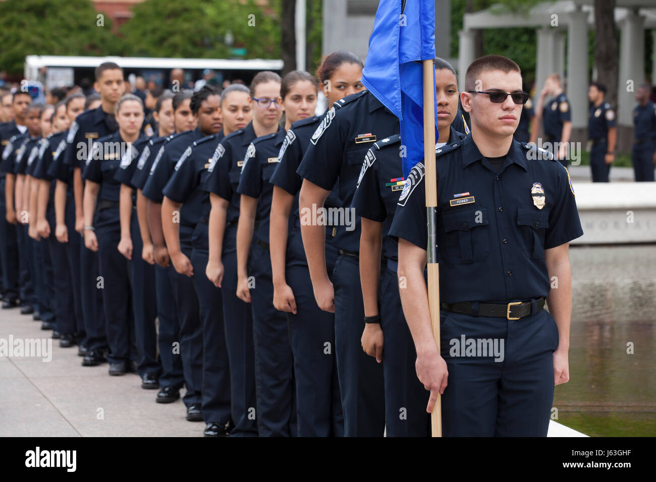 Les explorateurs de l'application des lois (Police Explorers) rendre hommage aux agents de police qui sont morts en service à des agents de la National Memorial Banque D'Images