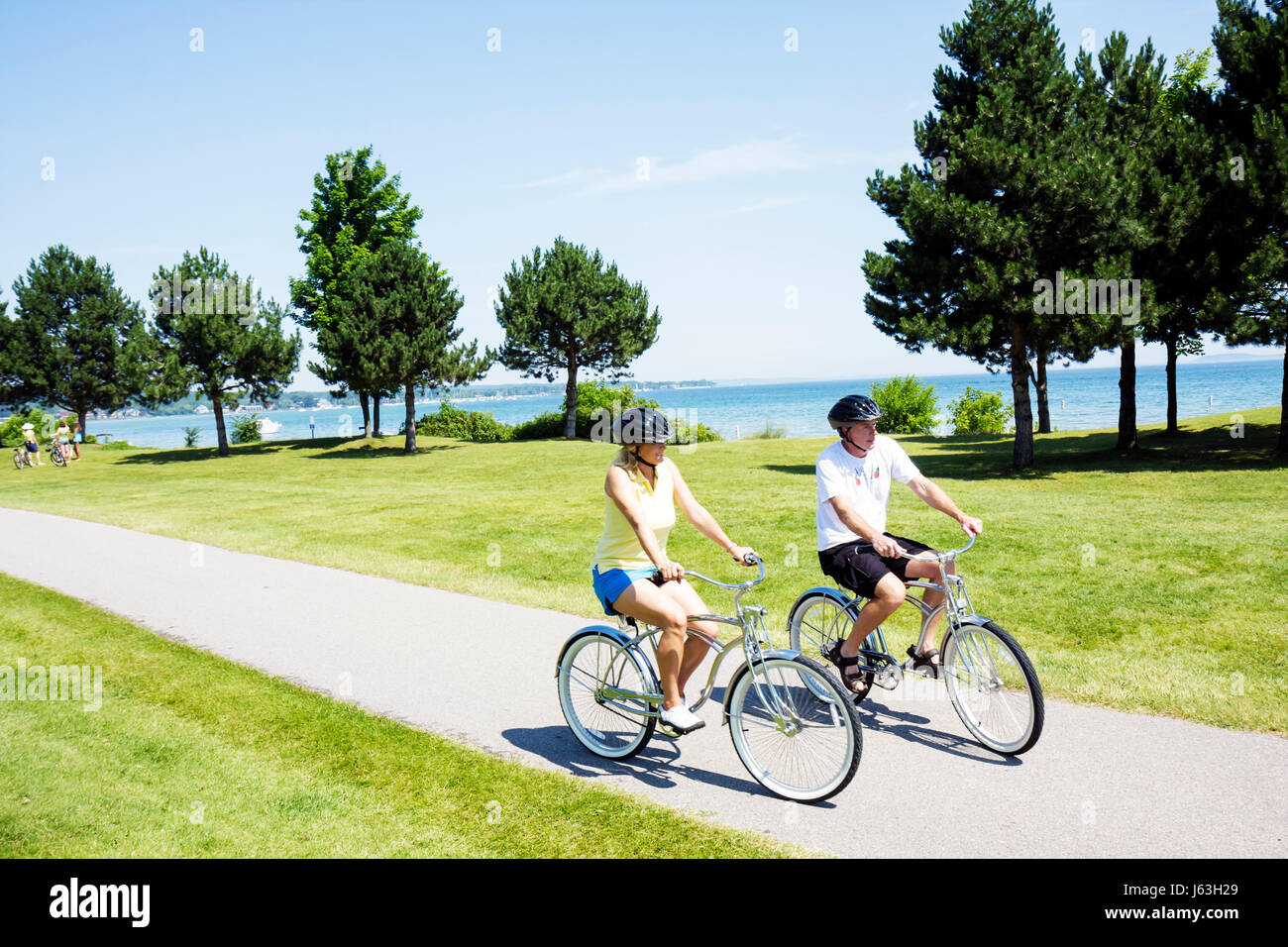 Michigan traverse City, West Arm Grand traverse Bay, Clinch Park, femme femme femme, homme homme homme, couple, vélo, vélo, équitation, vélo, cycliste, vélo, promenade, Banque D'Images