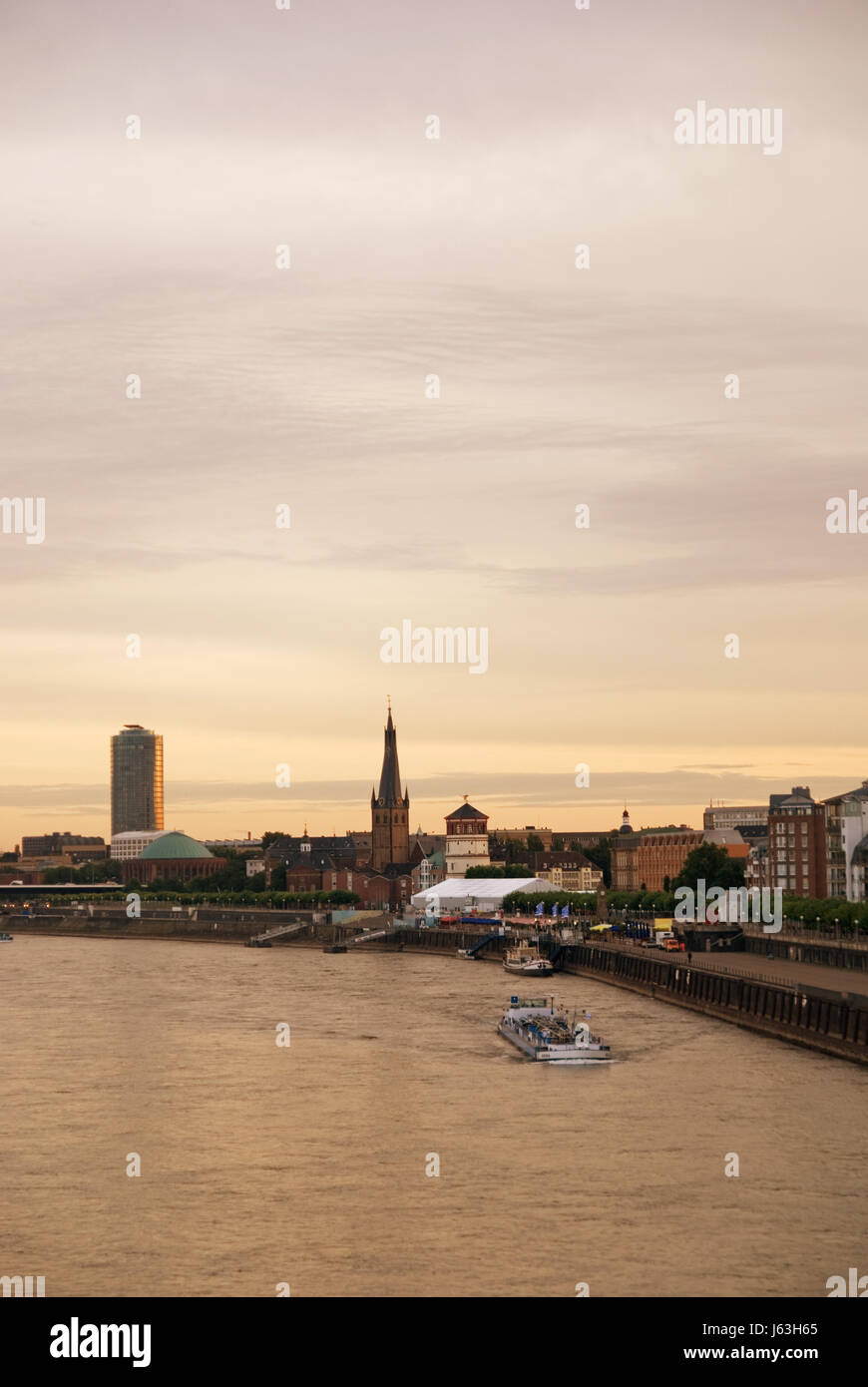 Le ciel de l'église de la promenade du Rhin rive paradis Banque église ciel paradise Rhin Banque D'Images