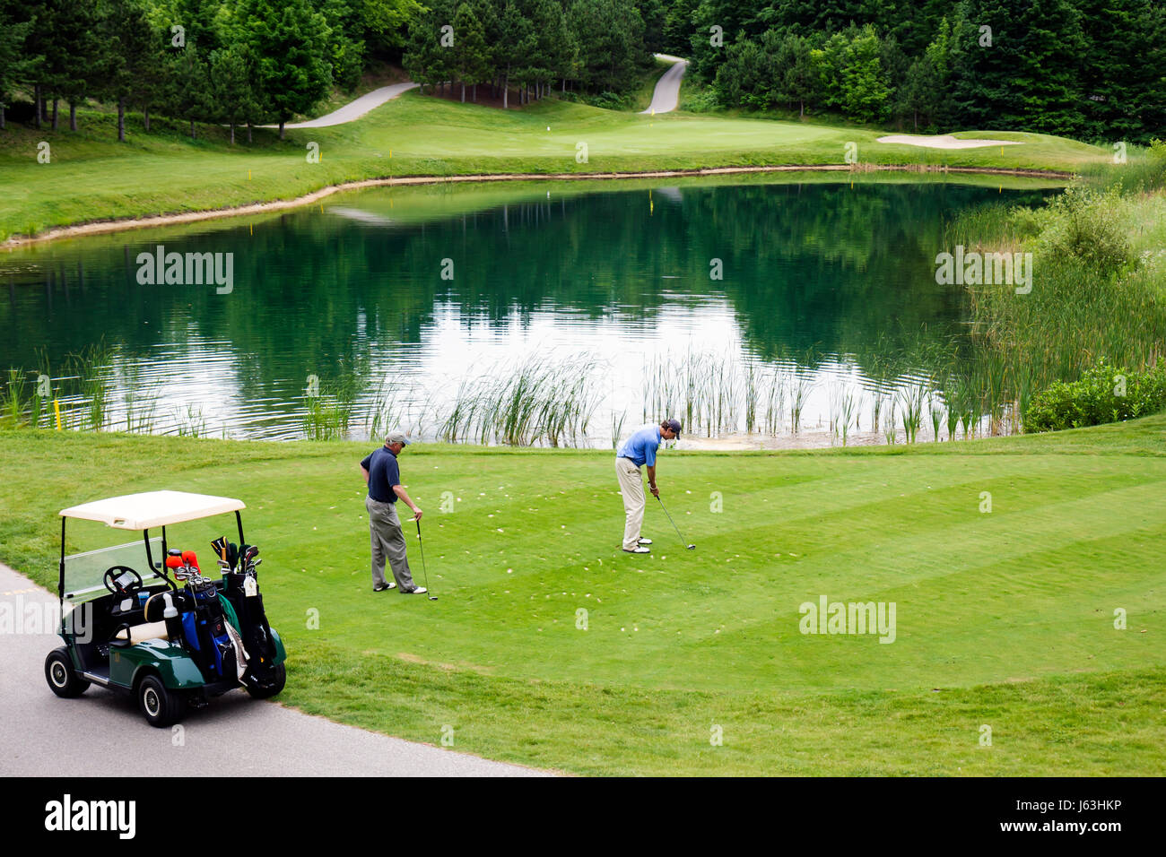 Michigan traverse City,Sutton Bay,Leelanau Peninsula,Leelanau Club,terrain de golf,voiturette,panier,trolley,sport,risque d'eau,vert,loisirs en plein air,club,t Banque D'Images