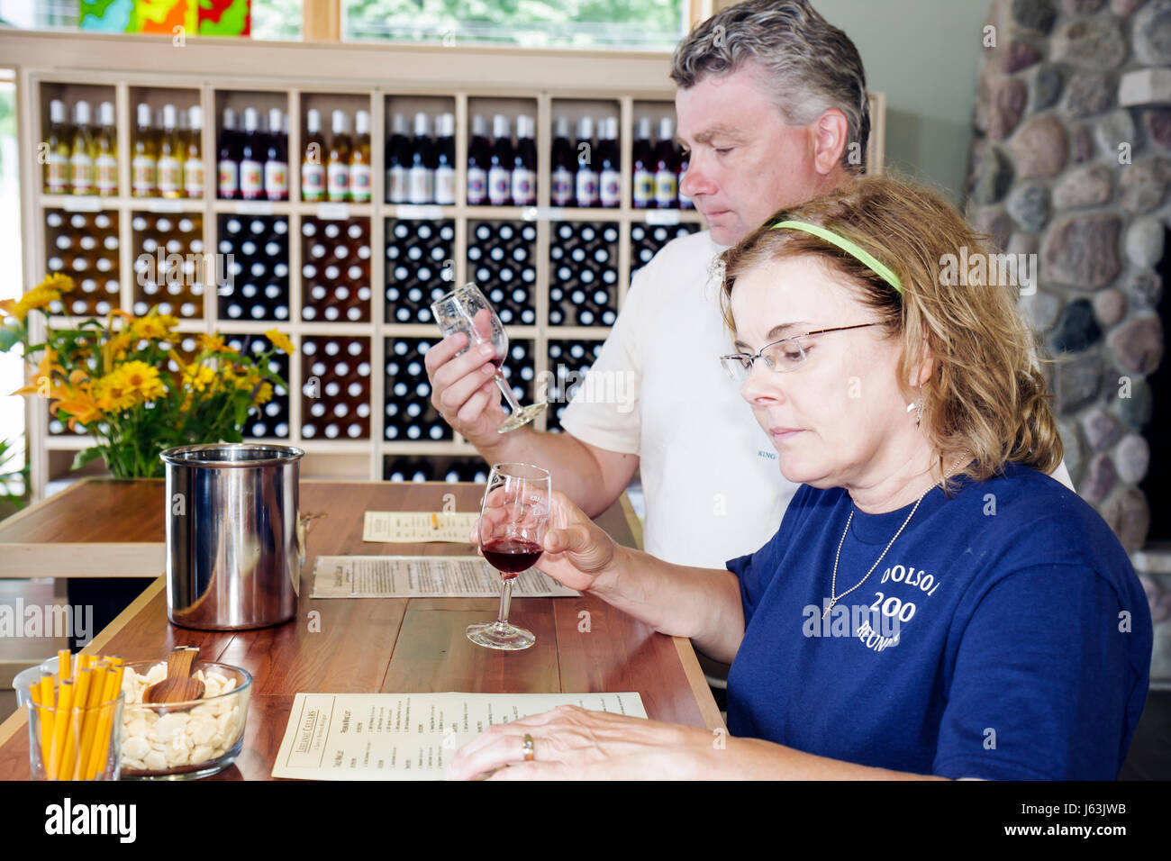 Michigan traverse City, Leelanau Peninsula, Omena Bay, Leelanau Cellars, cave de vinification, vignoble homme hommes, femme femme femmes, couple, échantillon, salle de dégustation, bar lo Banque D'Images