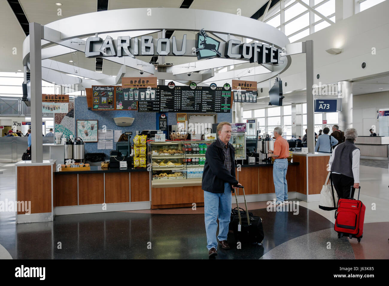 Michigan,MI,Mich,Detroit,DTW,Detroit Metropolitan Wayne County Airport terminal,porte,arrivée,départ,Caribou Coffee,Barista,boissons,boisson,BE Banque D'Images