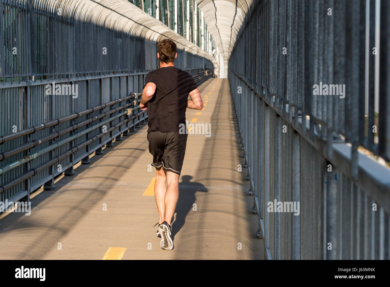 Montréal, CA - 18 mai 2017. Homme qui court sur le pont Jacques-Cartier's multipurpose path Banque D'Images