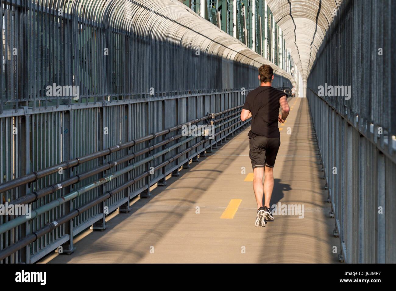 Montréal, CA - 18 mai 2017. Homme qui court sur le pont Jacques-Cartier's multipurpose path Banque D'Images