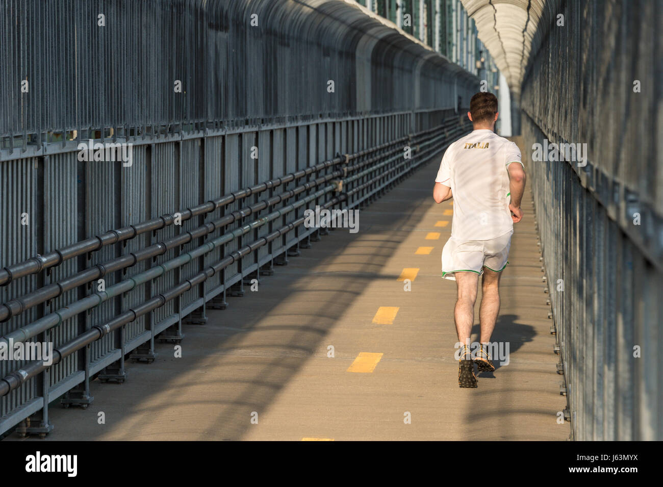 Montréal, CA - 18 mai 2017. Homme qui court sur le pont Jacques-Cartier's multipurpose path Banque D'Images