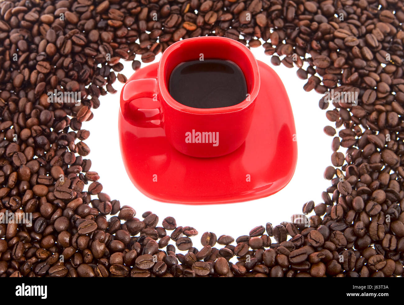 Tasse rouge,café avec café en grains Banque D'Images