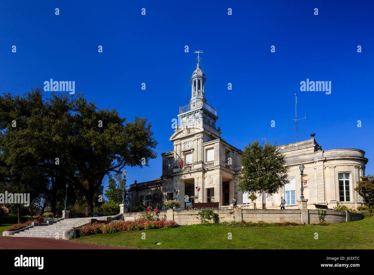 France, Charente, Cognac, Hôtel de ville et jardin de l'Hôtel de ville Banque D'Images