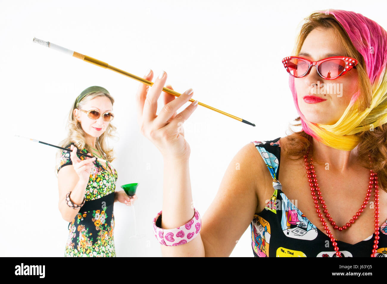 Dame femme partie célébration retro fumeur odeur fumée fumer cigarette Banque D'Images