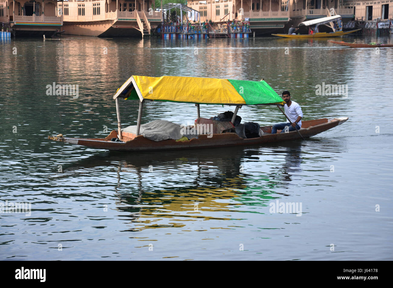 Les gens de la région vendant des marchandises, lac Dal avec belle péniche, beau lac Dal au Cachemire, (photo Copyright © par Saji Maramon) Banque D'Images