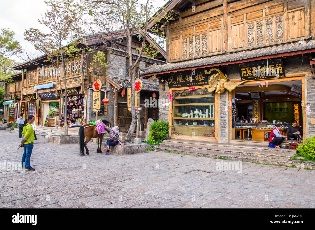 Lijiang, Yunnan - avril 13,2017 : Shuhe Ancient Town est l'un des plus anciens habitats de Lijiang et bien préservée sur l'ancienne Route du Thé. Banque D'Images