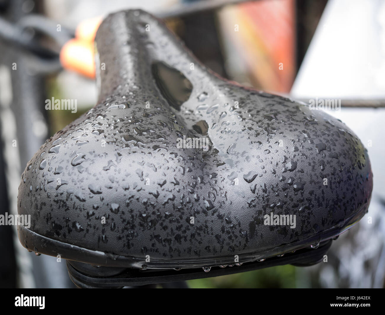 Wet Wet - Siège de vélo selles après une douche à effet pluie Banque D'Images