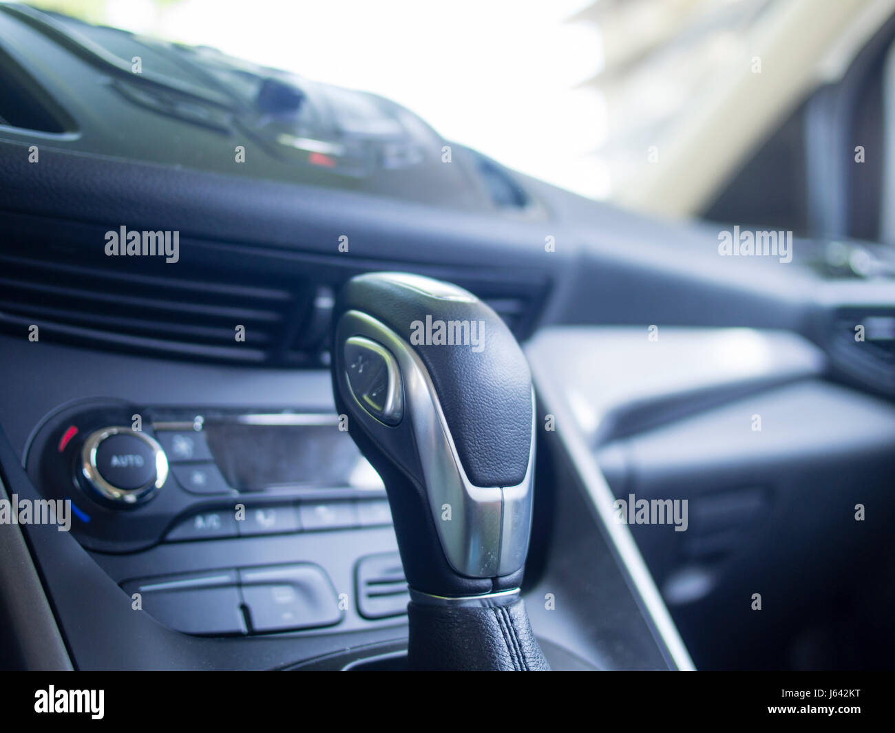 Vue intérieure d'un 2013 Ford Kuga - s'échapper de la boîte de vitesses automatique de stick sur le mode de stationnement. Banque D'Images