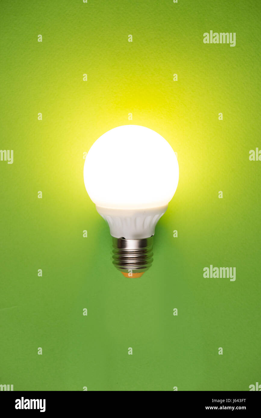 Ampoules en verre pour lampson fond vert - idée concept Banque D'Images