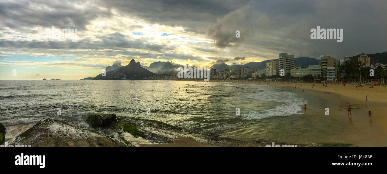 Brésil, Rio de Janeiro, la plage d'Ipanema au coucher du soleil Banque D'Images