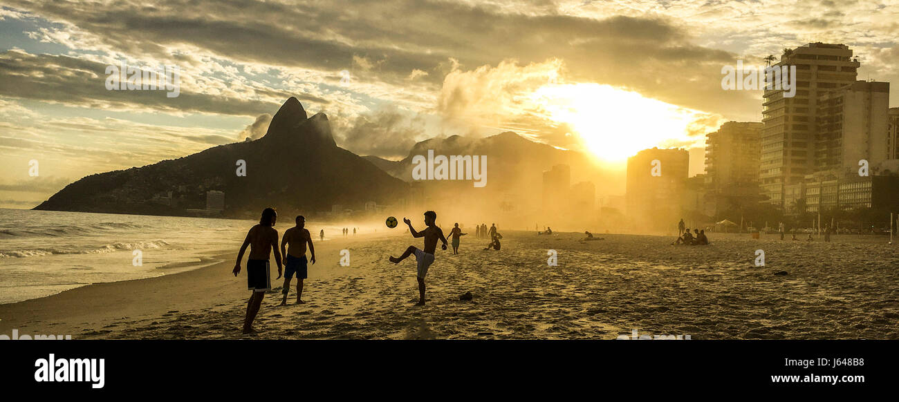 Brésil, Rio de Janeiro, la plage d'Ipanema au coucher du soleil Banque D'Images