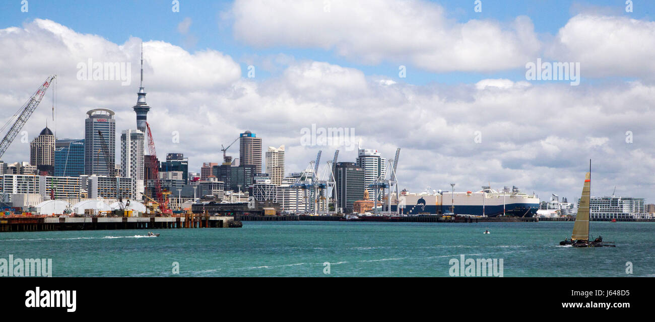 Le port d'Auckland et Sky tower, Nouvelle-Zélande Banque D'Images