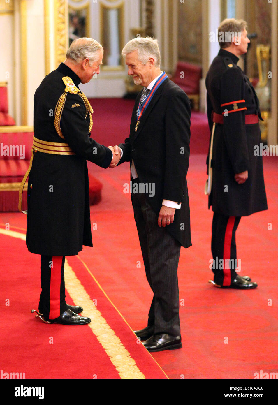 Le professeur Kevin Bales de Guernesey est fait Compagnon de l'Ordre de St Michel et St George par le le Prince de Galles à Buckingham Palace. Banque D'Images