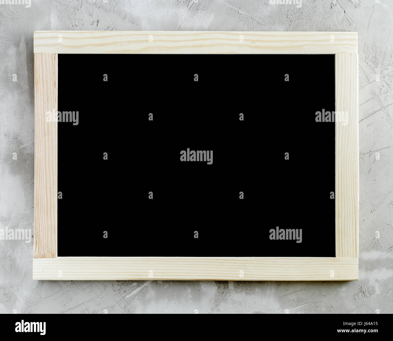 Tableau noir en blanc avec cadre en bois sur fond de béton. Banque D'Images