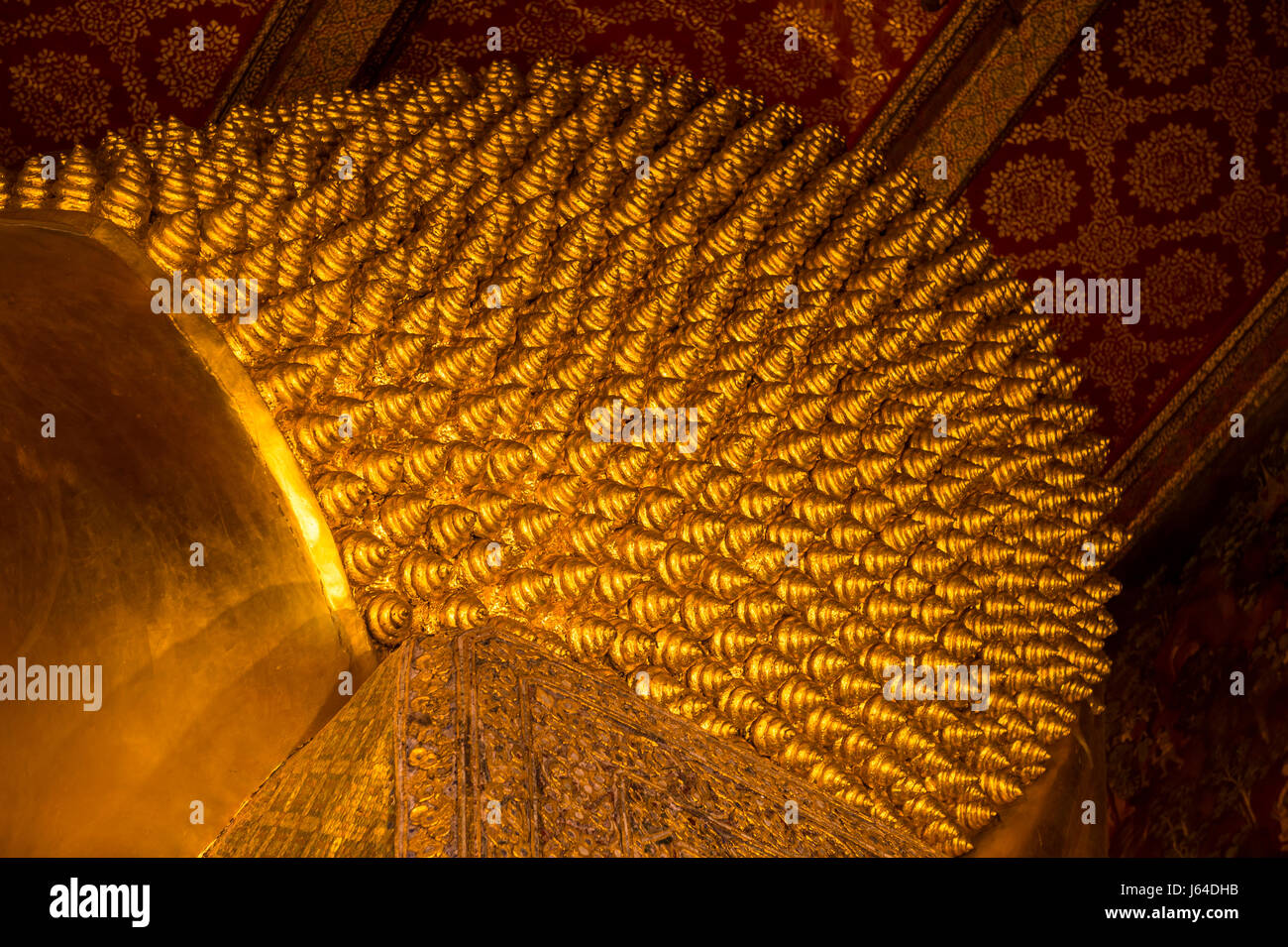 Abstraite de la texture d'or de la tête d'un grand Bouddha couché à Bangkok, Thaïlande Banque D'Images