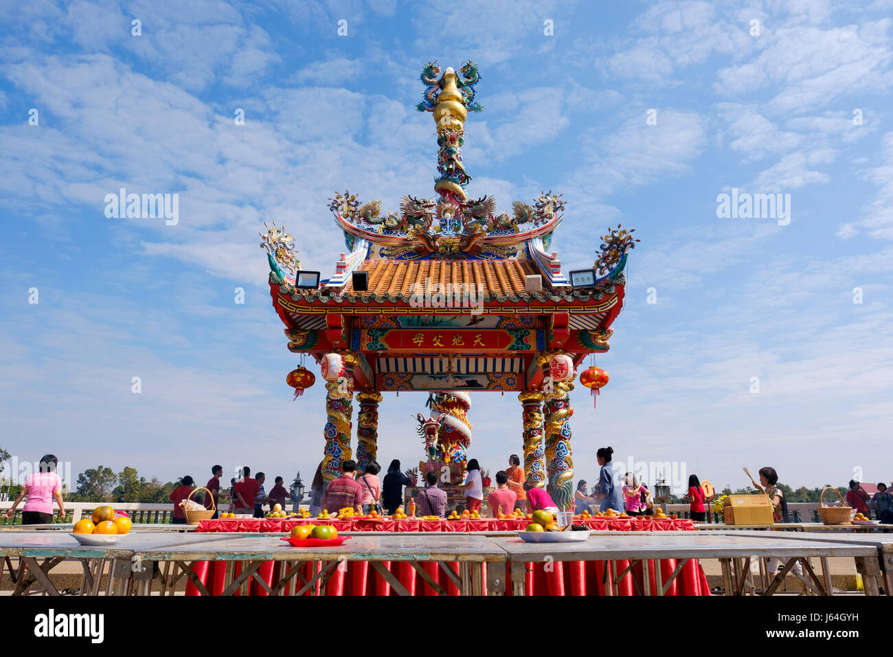 Les fidèles à l'extérieur de l'Sanjao Pu-Ya (Chao) Pu-Ya ou lieu de culte, un centre religieux pour la communauté chinoise-descente à Udon Thani, Thaïlande. Banque D'Images