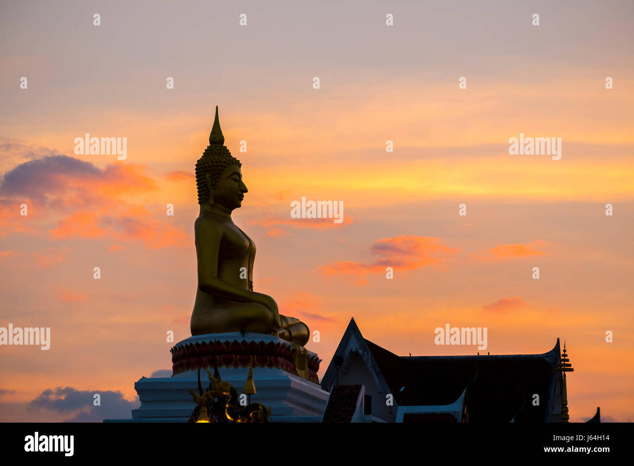 Statue de Bouddha assis géant sur le toit de temple Wat Lam Duan, Nong Khai, Isan, Thaïlande. Banque D'Images